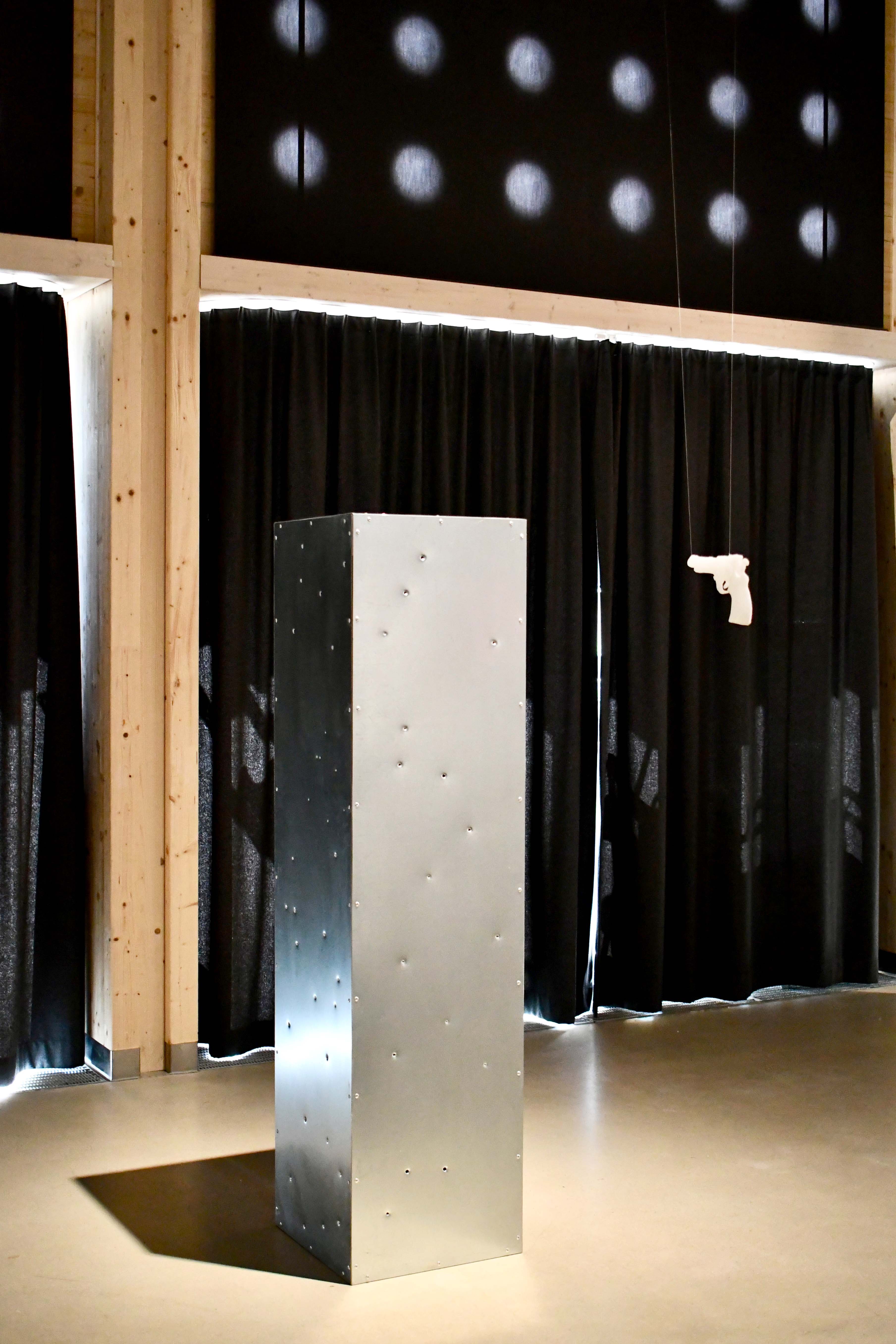 Ausstellungsansicht "Verletzbare Subjekte", Ausstellungshalle der KhK
Stahl, Wachs 
175 x 45 cm